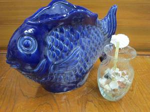 lot 43 image: LARGE CERAMIC FISH DECORATIVE POT, GLASS VASE W SEASHELLS