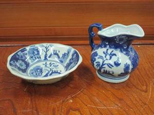 lot 44 image: BEAUTIFULLY HAND PAINTED CHINESE PITCHER & BOWL