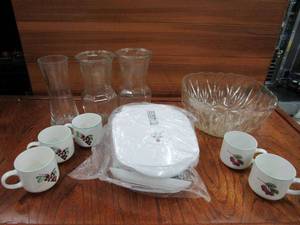 lot 50 image: UNUSED GEORGE FOREMAN GRILL, LARGE CRYTAL PUNCH BOWL, VASES & MUGS W FRUIT PAINTED ON BY GARDEN TRELLIS