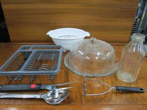 lot 52 image: KITCHEN WARE INCL. GLASS CAKE PLATE WITH LID