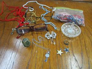 lot 94 image: VINTAGE MONET BROACH, FASHION JEWELRY & CHARMS, OLLIPOP FLOWER RING, RING HOLDER, EYE GLASSES & EYE GLASSES STRAPS