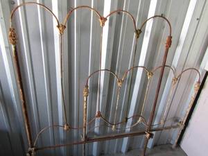 lot 7 image: Metal  twin size head and foot board