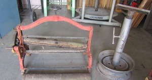 lot 13 image: VINTAGE Red ROLLERPRESS 27x22  Wheel rim ADJUSTABLE STAND 23