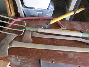 lot 19 image: Drop forge trimmers, pitch fork , 2 sledge hammers, red handle hand saw