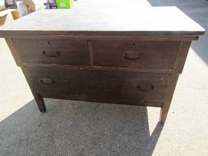 lot 48 image: 3 drawer chest  top comes off fair condition 25x38x19