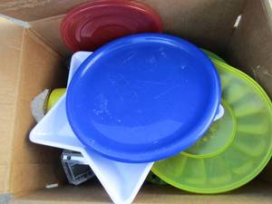 lot 71 image: Box of kitchen items plates, measuring cups, strainer and more