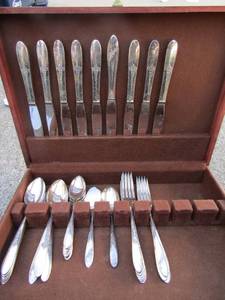 lot 89 image: 36 piece Tudor stainless flatware set in box