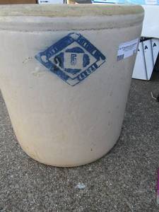 lot 92 image: Vintage Pittsburg Pottery Co. Diamond Brand Crock  5   heavy  13x12