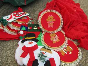 lot 95 image: Teddy bear,   christmas dcor, tree skirt and red table cloth