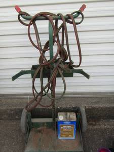 lot 101 image: Cutting torch rolling cart with hoses attached