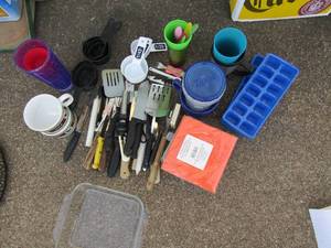 lot 103 image: Kitchen lot- Ice trays, cups, knifes, silverware Pyrex baking dish
