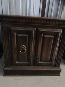 lot 127 image: Brown 2 tier 2 door shelving side table missing 1 handle 25x28x16d