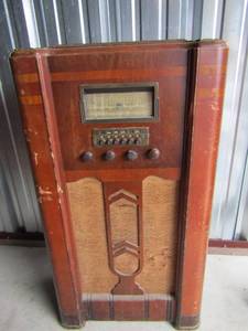 lot 139 image: Vintage WARDS Airline Radio 62-700 standard tube short way radio,  Built in speaker
