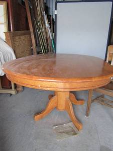 lot 160 image: Blond oval dining table 28x60x41 with four chairs