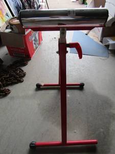 lot 165 image: Red rolling stand 28H