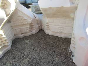 lot 171 image: CERAMIC MOLDS-  VERY large ceramic christmas cottage
