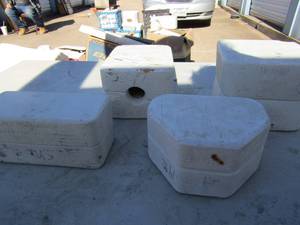 lot 177 image: Molds-Evergreen, Good tie, rustic bird house, Dutch shop
