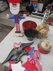 lot 204 image: Bear snow globe, Rabbit snow globe, American eagle wreath and decorative tin