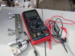 lot 208 image: Centech 61593 digital multimeter,   2 different clamps
