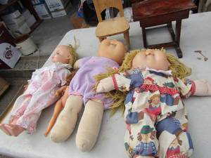 lot 215 image: Purple shirt Cabbage patch DOLL  1988,  Yellow hair Cabbage patch DOLL no date , baby doll 7x10  desk and doll chair