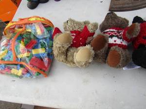 lot 237 image: Mini bag of Legos,  3 christmas teddy bears