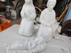 lot 253 image: Joseph, Mary and Jesus light up decor 16 tall