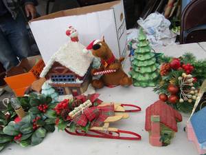 lot 263 image: ceramic christmas houses, Scooby, sleigh, tree