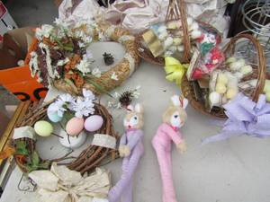 lot 268 image: Easter dcor and baskets