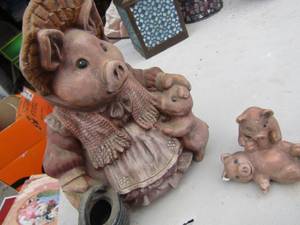 lot 279 image: Porcelain porcine  MOM & BABY
