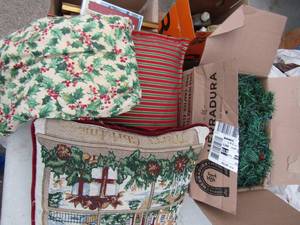 lot 281 image: Christmas tree light and 3 throw pillows