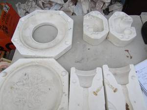 lot 293 image: Mold- Scratch pad holder, plate, bell