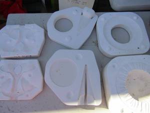 lot 320 image: Round tile with easel, butterfly,  fish ceramic hat mold