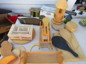 lot 324 image: Box of wood art - bird house,  heart basket,  duck and more