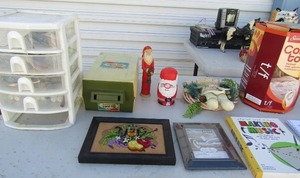 lot 333 image: 4 drawer caddy, comfy toe foot het pad 6 christmas wreath and santa figurine