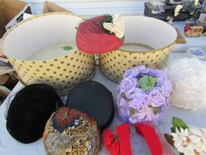 lot 343 image: Vintage ladies dress hats -  6 total 1 bird feather vintage hat