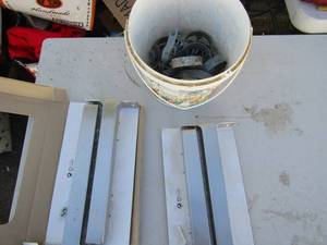 lot 349 image: Fence clamps  2 towel racks  NIP