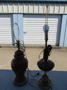 lot 379 image: 2 bedside lamps no shades