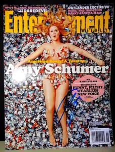 lot 36 image: AUTHENTIC AUTOGRAPH - AMY SCHUMER HAND SIGNED ENTERTAINMENT WEEKLY MAGAZINE