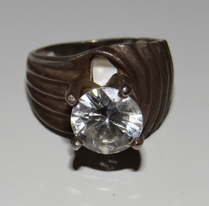 lot 78 image: VINTAGE STERLING .925 RING WITH LARGE STONE