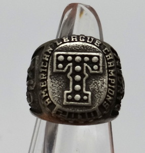 lot 100 image: REPLICA - TEXAS RANGERS AMERICAN LEAGUE CHAMPIONS RING (UNKNOWN METAL)