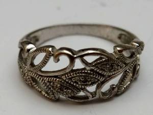 lot 104 image: LOVELY STERLING .925 RING