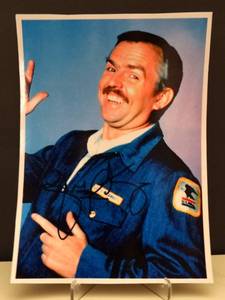 lot 191 image: AUTHENTIC AUTOGRAPH - CHEERS KNOW IT ALL - POSTMAN JOHN RATZENBERGER HAND SIGNED 5 X 7 PHOTO