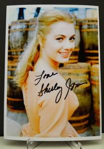lot 192 image: AUTHENTIC AUTOGRAPH - THE VERY BEAUTIFUL SHIRLEY JONES (PARTRIDGE FAMILY MOM) SIGNED 5 X 7 PHOTO