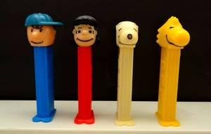lot 193 image: VINTAGE CHARLIE BROWN PEZ DISPENSERS (CHARLIE, LUCY, PEANUTS, & WOODSTOCK)