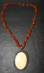 lot 226 image: BEAUTIFUL VINTAGE BEADED AND STONE NECKLACE AS SHOWN