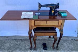 lot 4 image: Vintage 1949 Singer Sewing Machine with Stool and various attachements