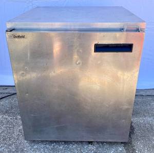 lot 42 image: Manitowa Delfield RefrigeratorFreezer model # 406CA-DHL