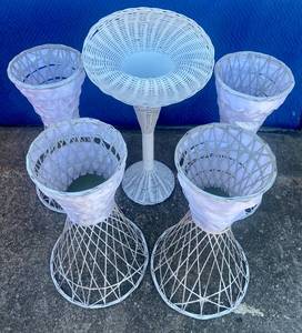 lot 47 image: 5 Decorative Wicker Pot Holder with wire renforcement