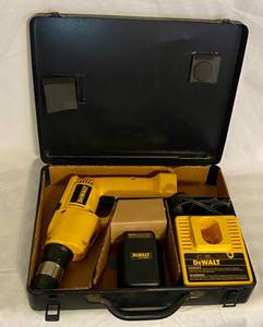 lot 54 image: DeWalt DW945 Cordless 12V Versa-Clutch 38 VSR Drill wBattery and Charger in Carrying Case