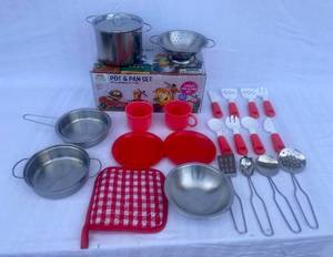 lot 136 image: Mommy Please Play Pot & Pan Set